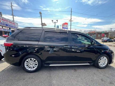 Used 2017 Toyota Sienna XLE w/ XLE Navigation Package image 11