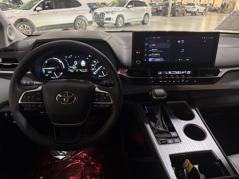 Used 2025 Toyota Sienna XLE w/ XLE Plus Package FWD image 28