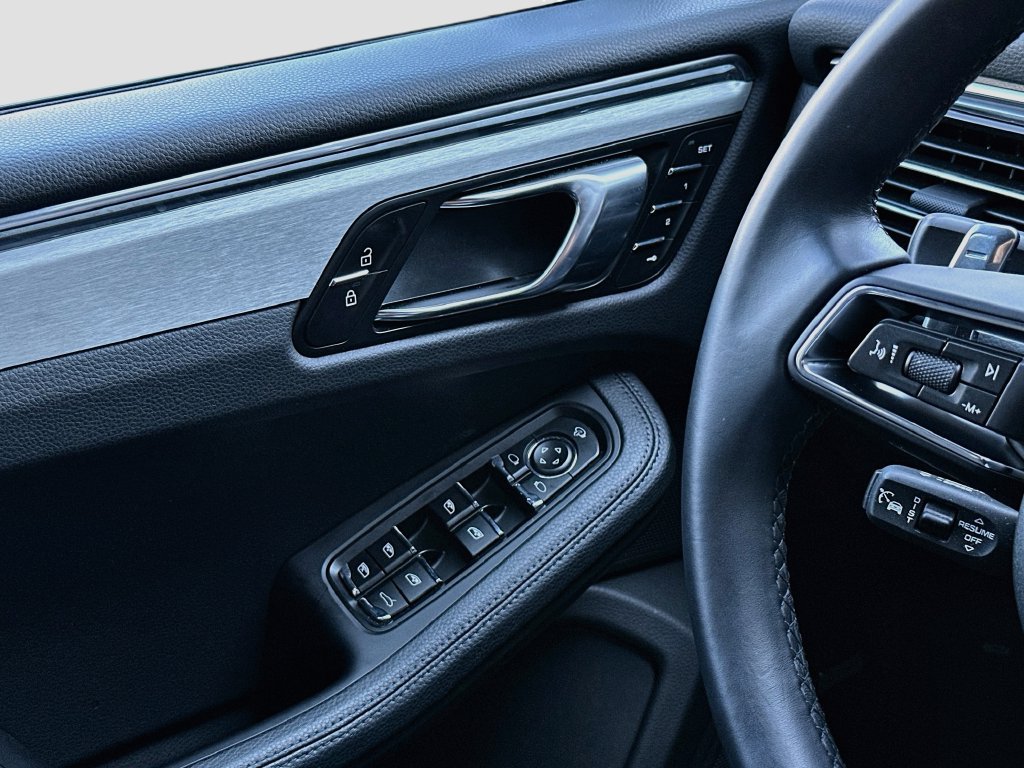 Certified 2026 Porsche Macan AWD/4WD image 20