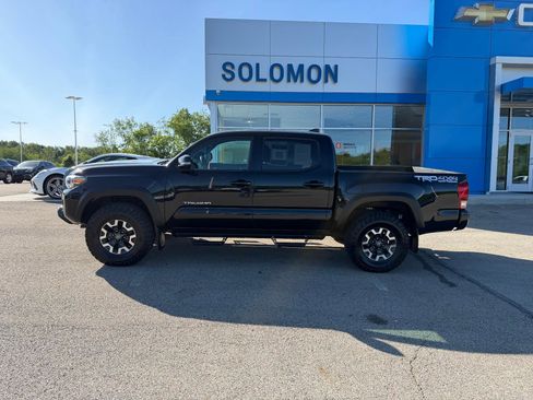 Used 2017 Toyota Tacoma TRD Off-Road w/ Premium & Technology Package AWD/4WD image 3