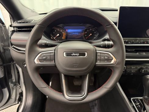 Used 2025 Jeep Compass Trailhawk AWD/4WD image 12
