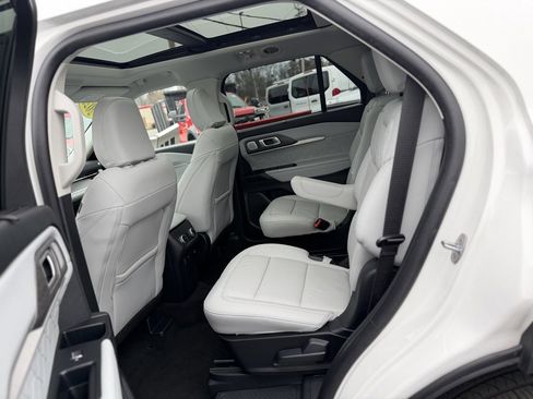 Certified 2025 Ford Explorer Platinum w/ Ultimate Package image 12