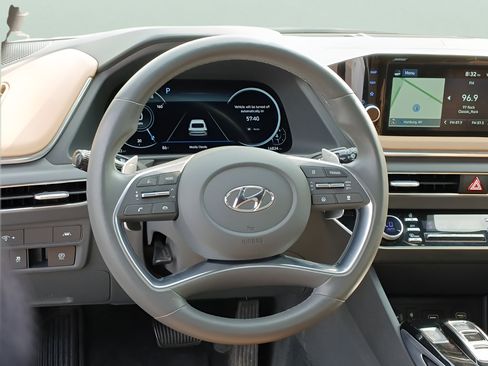 Used 2020 Hyundai Sonata Limited w/ Preferred Accessory Package FWD image 10