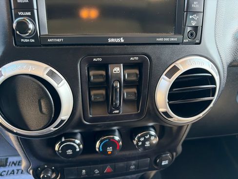 Used 2015 Jeep Wrangler Unlimited Sahara w/ Connectivity Group AWD/4WD image 21