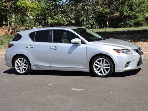 Used 2015 Lexus CT 200h w/ Navigation Package FWD image 2