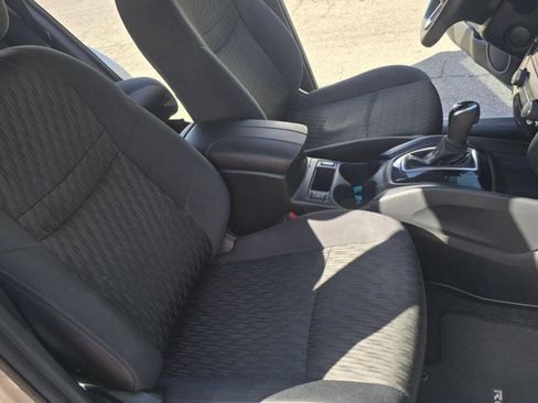 Used 2018 Nissan Rogue SV AWD/4WD image 16