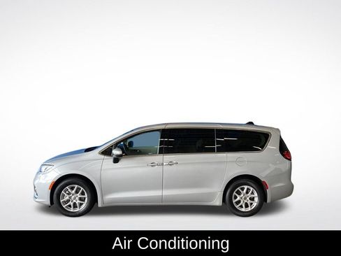 Used 2023 Chrysler Pacifica Touring-L FWD image 14