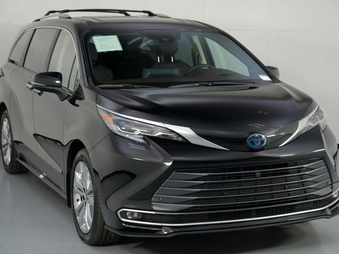 Used 2024 Toyota Sienna Platinum image 57