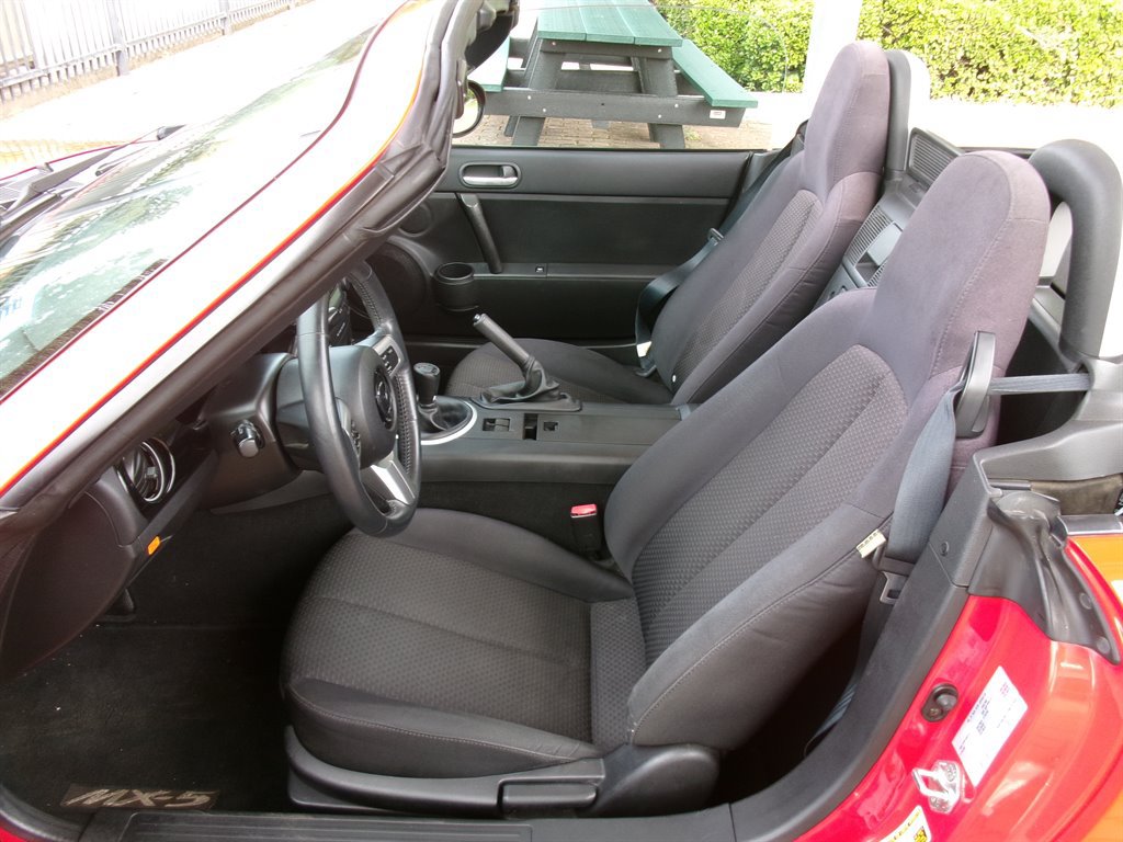 Used 2006 MAZDA MX-5 Miata Sport RWD image 11