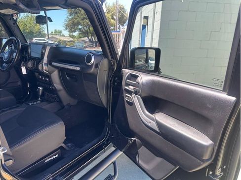 Used 2016 Jeep Wrangler Unlimited Rubicon w/ Connectivity Group AWD/4WD image 35