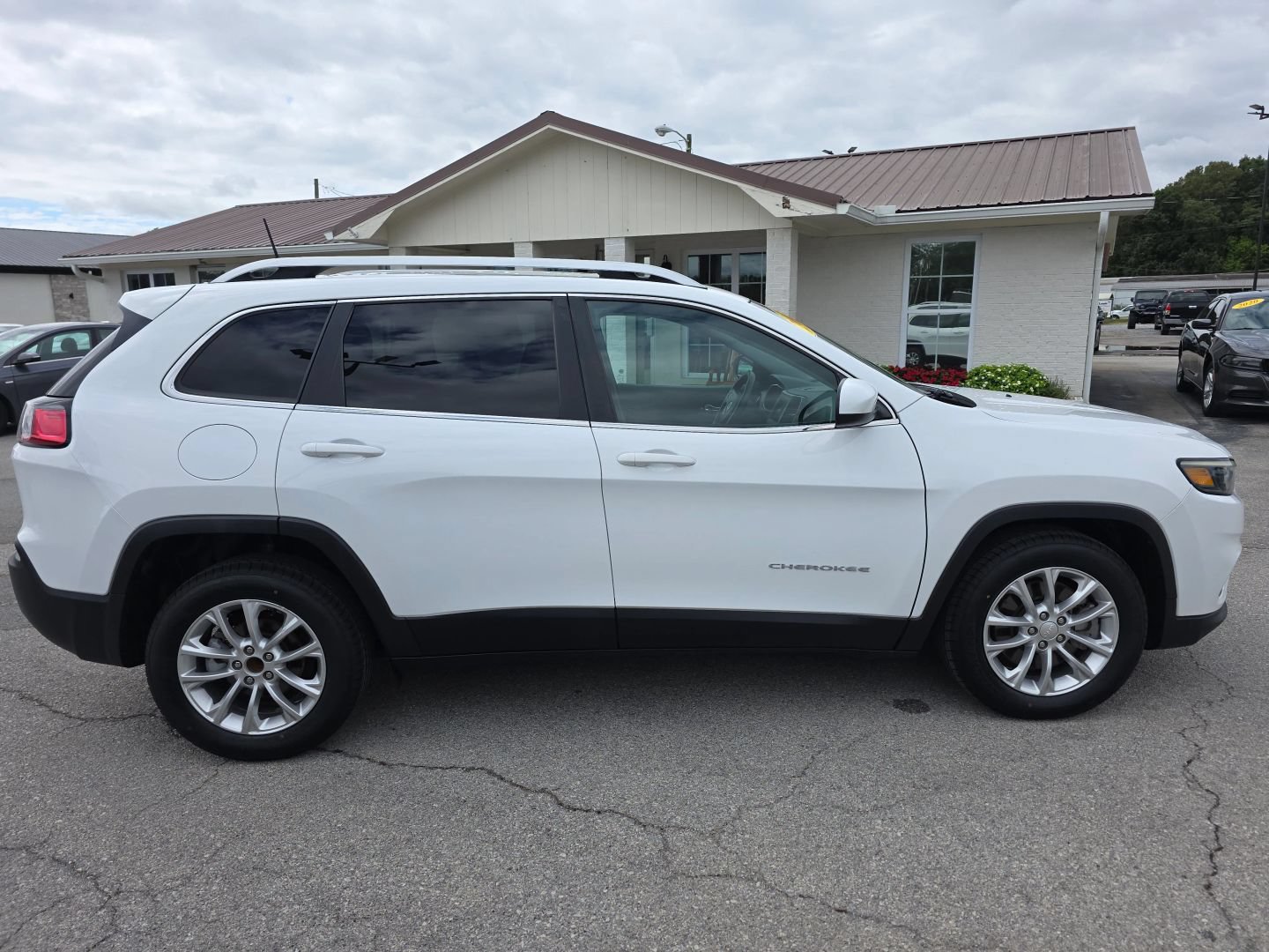 Used 2019 Jeep Cherokee Latitude w/ Popular Appearance Group FWD image 10