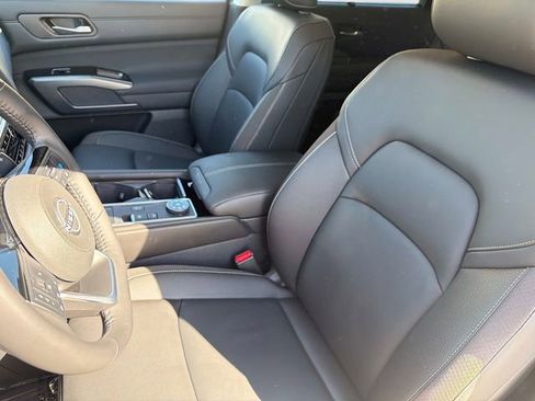 Used 2025 Nissan Pathfinder SL AWD/4WD image 19