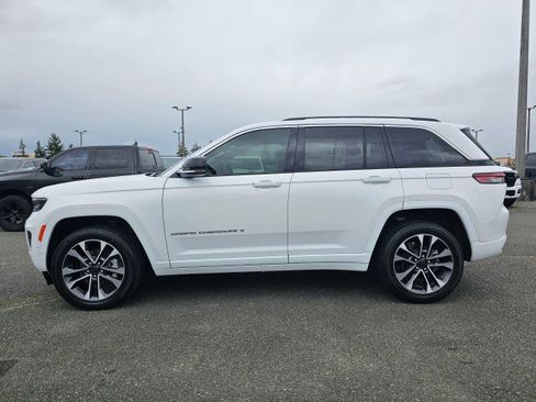 Used 2023 Jeep Grand Cherokee Overland w/ Luxury Tech Group IV AWD/4WD image 6