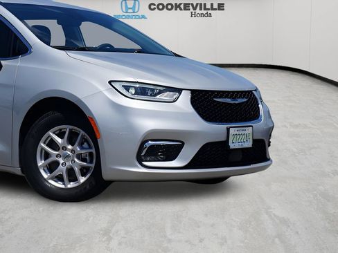Used 2024 Chrysler Pacifica Touring-L FWD image 3