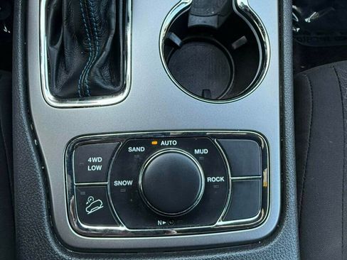 Used 2018 Jeep Grand Cherokee Laredo AWD/4WD image 36