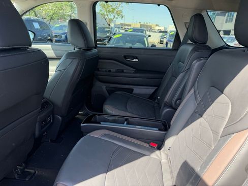 Used 2025 Nissan Pathfinder Platinum image 7