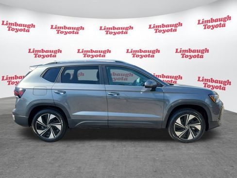 Used 2025 Volkswagen Taos SE image 2