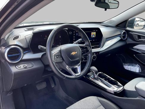 Used 2025 Chevrolet Trax LT w/ LT Convenience Package FWD image 17