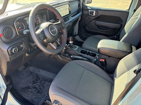 Used 2024 Jeep Wrangler Unlimited Rubicon w/ Technology Group image 13