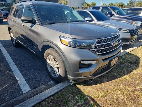 Used 2022 Ford Explorer XLT w/ Equipment Group 202A image 3