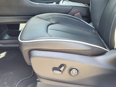 New 2027 Chrysler Pacifica Limited FWD image 17