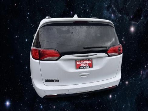 Used 2020 Chrysler Pacifica Touring-L image 4