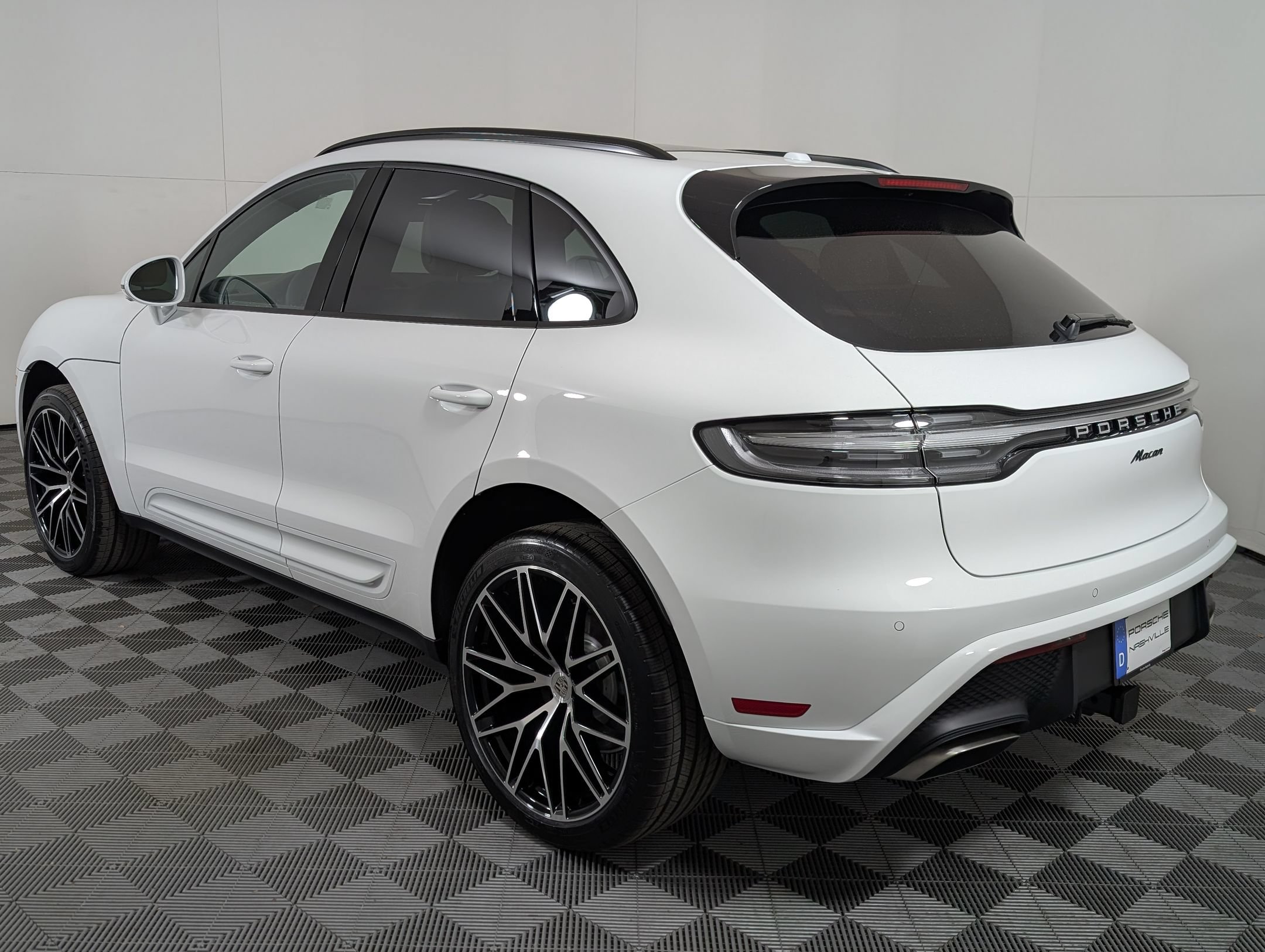 Certified 2026 Porsche Macan AWD/4WD image 3
