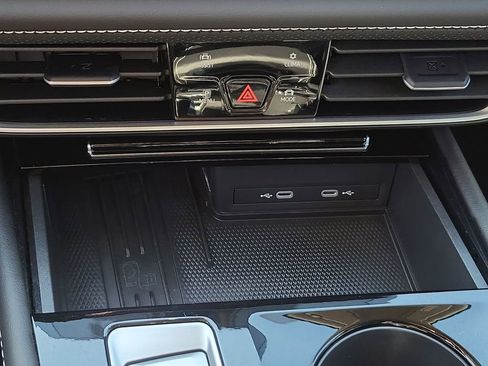 Used 2025 Volkswagen Atlas SE image 33