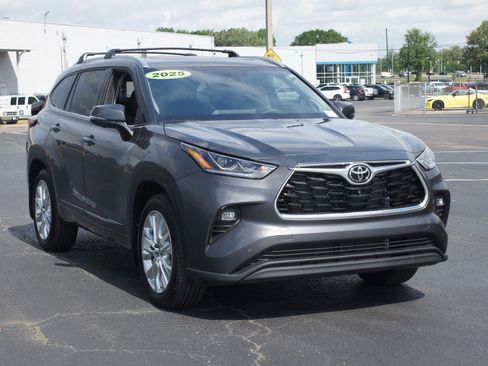 Used 2025 Toyota Highlander Limited image 25