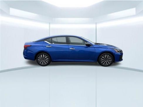 Used 2025 Nissan Altima 2.5 SV FWD image 5