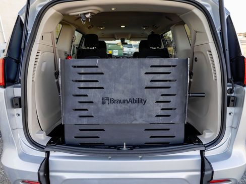 Used 2022 Chrysler Voyager LX image 20