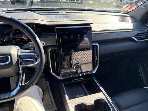 Used 2025 GMC Acadia Denali image 23