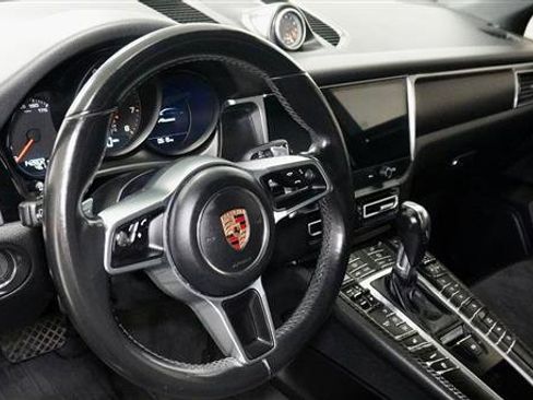 Used 2018 Porsche Macan image 11