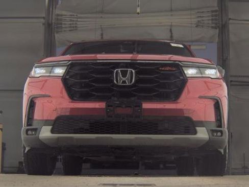 Used 2025 Honda Pilot TrailSport image 3