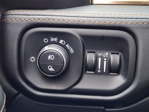 Used 2024 RAM 2500 Limited image 27