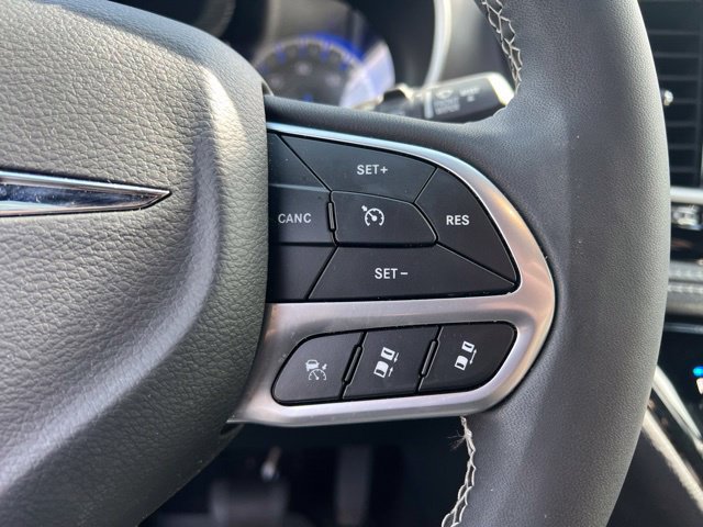Used 2025 Chrysler Pacifica Select w/ Uconnect Theater Family Group AWD/4WD image 15