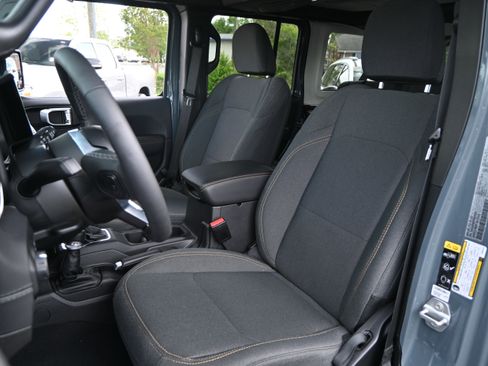 Used 2025 Jeep Wrangler Unlimited Sahara AWD/4WD image 16