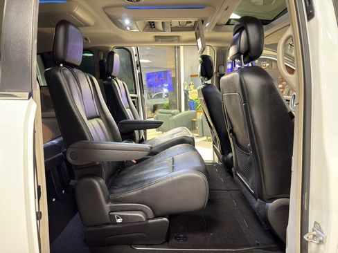 Used 2016 Chrysler Town & Country Touring-L image 26