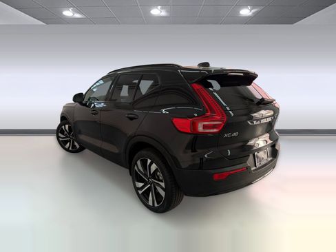 Used 2025 Volvo XC40 B5 Plus image 3