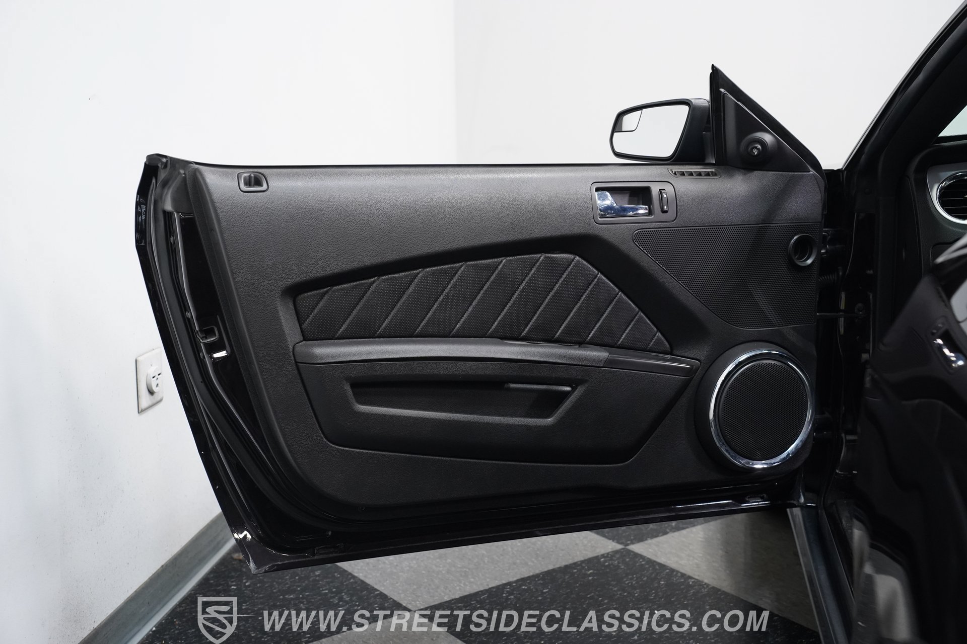 Used 2012 Ford Mustang GT Premium w/ HID Headlamps & Security Pkg RWD image 36