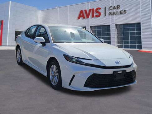 Used 2025 Toyota Camry LE image 9