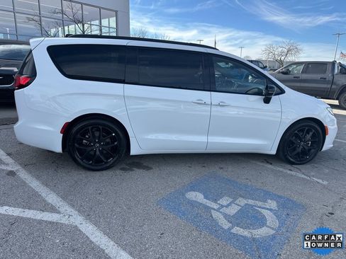 Used 2025 Chrysler Pacifica Limited image 36