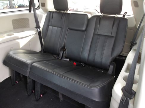 Used 2016 Chrysler Town & Country Touring image 11