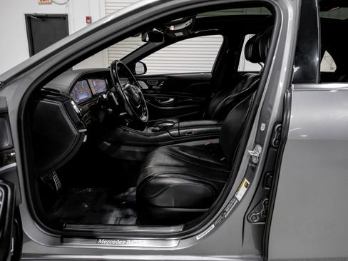 Used 2015 Mercedes-Benz S 550 Sedan w/ Sport Package w/ Sport Package image 19