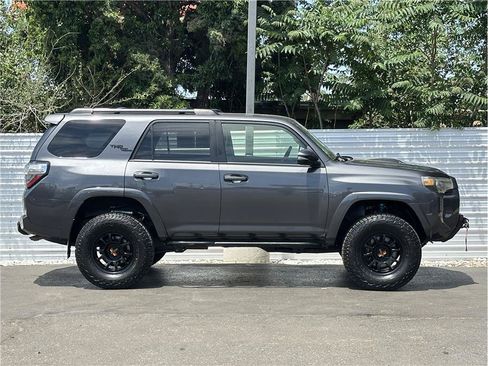 Used 2022 Toyota 4Runner TRD Off-Road Premium AWD/4WD image 9