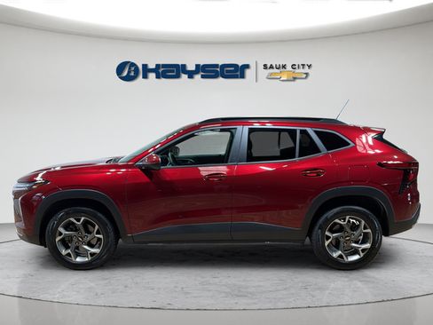 Used 2025 Chevrolet Trax LT w/ LT Convenience Package FWD image 4