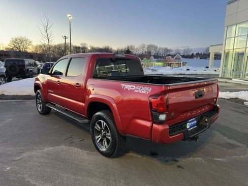 Used 2019 Toyota Tacoma TRD Sport image 8