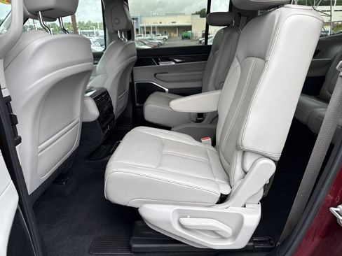 Used 2022 Jeep Wagoneer Series III w/ Flexible Seating Group AWD/4WD image 30
