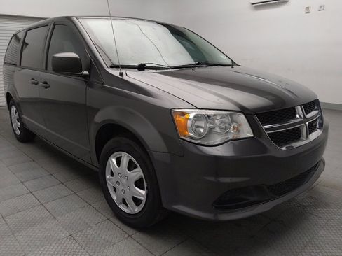 Used 2018 Dodge Grand Caravan SE w/ UConnect Hands-Free Group FWD image 13
