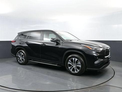 Used 2023 Toyota Highlander XLE FWD image 3